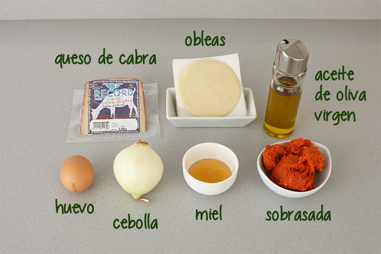 Ingredientes para hacer empanadillas de sobrasada, queso y cebolla caramelizada