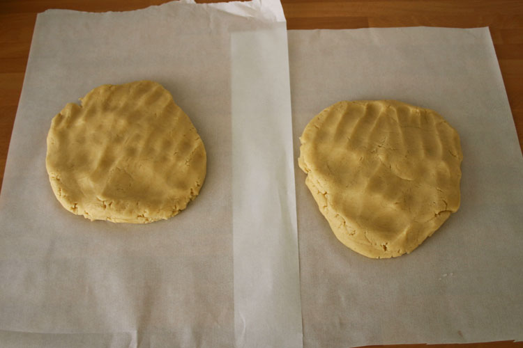 Hacer dos bolas con la masa y aplanarlas. Dejarlas reposar en la nevera