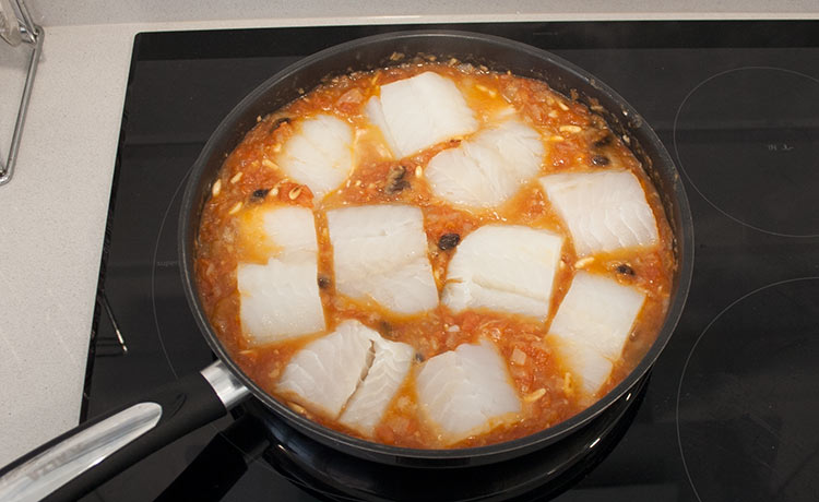 Introducir los trozos de bacalao en la salsa