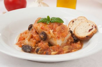 Receta de bacalao con tomate, pasas y piñones