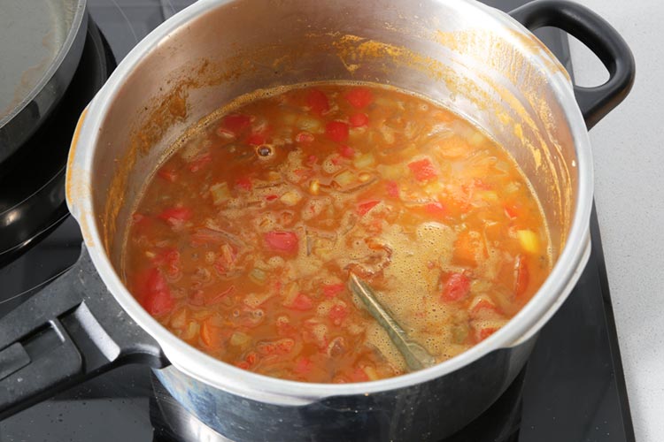 Colar el caldo y agregar las verduras