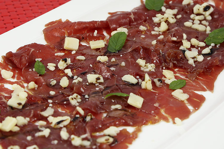 Carpaccio de ternera con lascas de parmesano