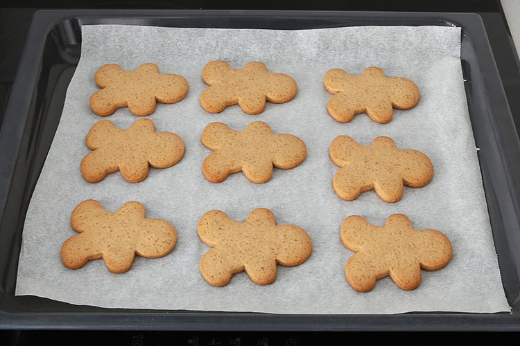 Sacar del horno las galletas de jengibre