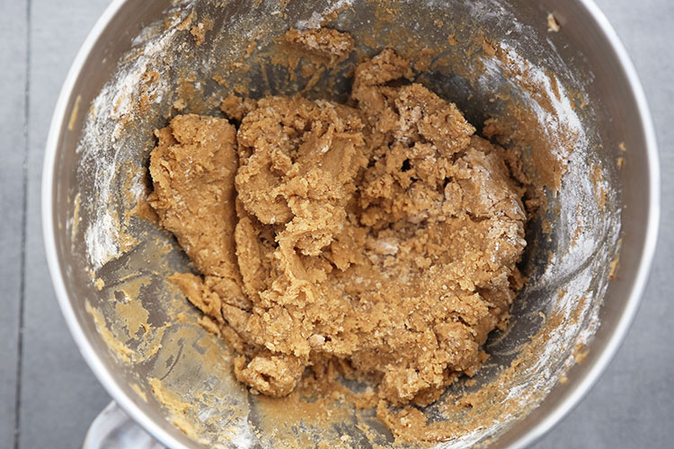 Mezclar todos los ingredientes de la masa de las galletas de jengibre