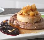 Solomillo con foie, manzana y salsa de arándanos