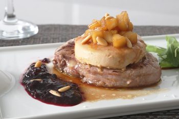 Solomillo con foie, manzana y salsa de arándanos