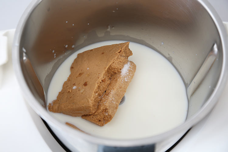 Triturar el turrón junto con la leche y el azúcar