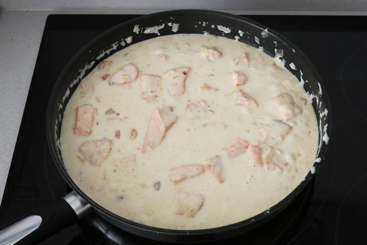 Mezclar el salmón y las gambas con la salsa de nata