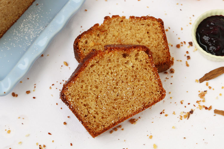 Dos trozos de bizcocho de turrón de Alicante de aspecto esponjoso