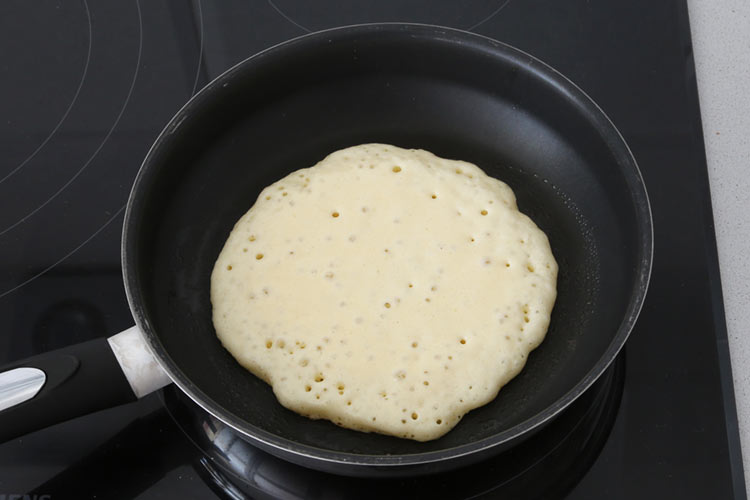 Cocinar una porción de masa hasta que aparezcan burbujas