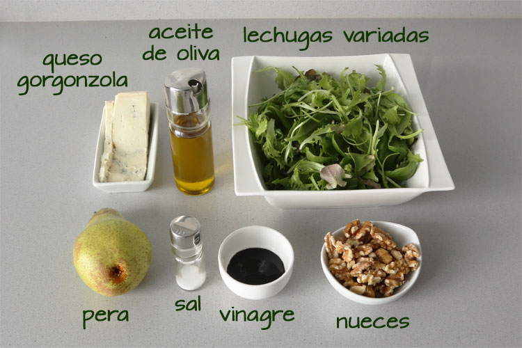 Ingredientes para hacer ensalada de pera y queso gorgonzola