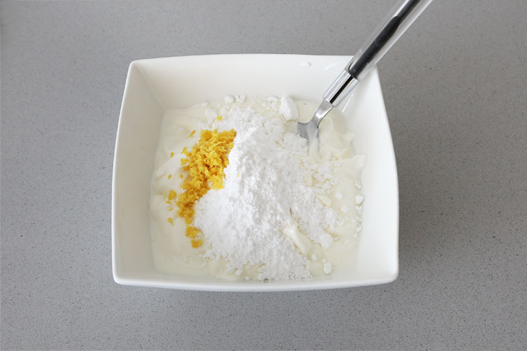 Mezclar el yogur griego, el azúcar y la ralladura de limón