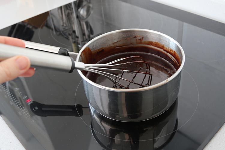 Mezclar los ingredientes del sirope de chocolate casero y reducir