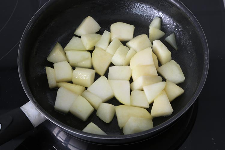 Saltear la pera con un chorrito de aceite de oliva