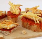 Tapas de sobrasada, huevo de codorniz y patatas paja