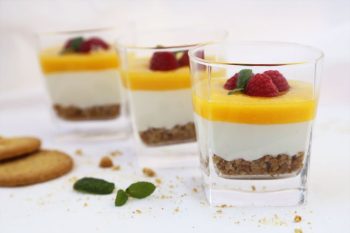 Vasitos de yogur y mango, un postre fácil y rápido