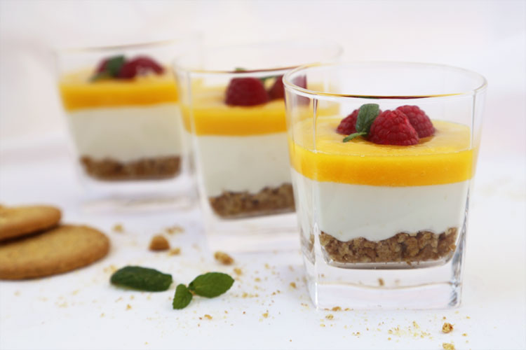 Vasitos de yogur y mango, un postre fácil y rápido