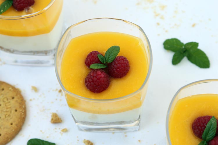 Decorar los vasitos de yogur y mango con las frambuesas