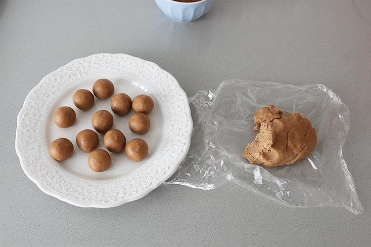 Hacer bolitas con la masa de galletas
