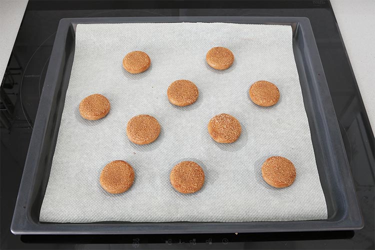 Depositar las galletas en una bandeja de horno cubierta con papel de hornear