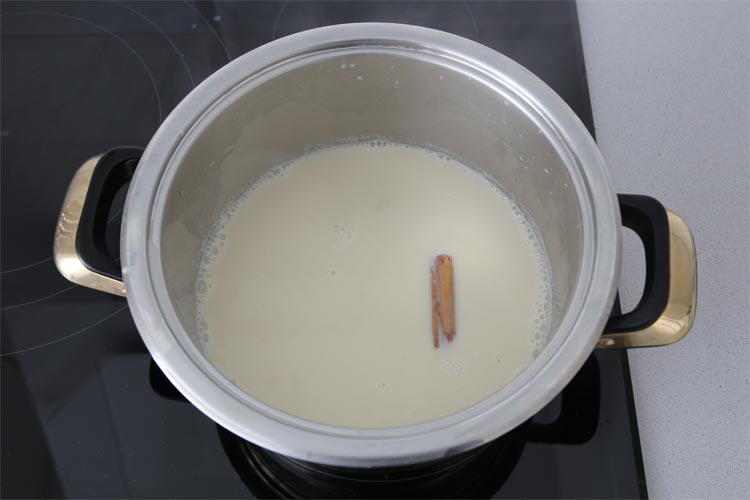 Infusionar la leche de almendras con los cítricos y la canela en rama