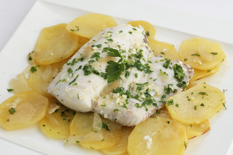 Merluza al horno con patatas panaderas