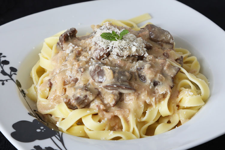 Pasta con salsa de boletus y foie