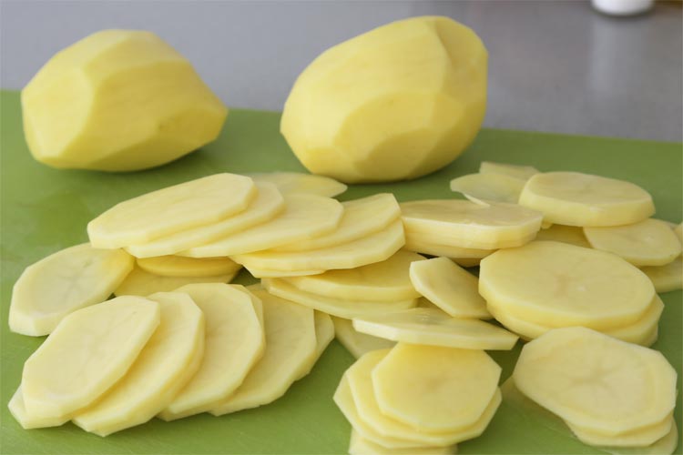 Картофель нарезать тонкими ломтиками