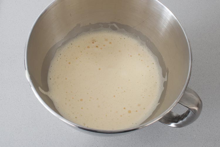 Batir los huevos de las magdalenas de leche condensada