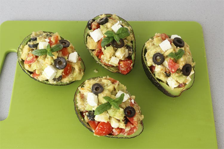 Rellenar aguacates con quinoa