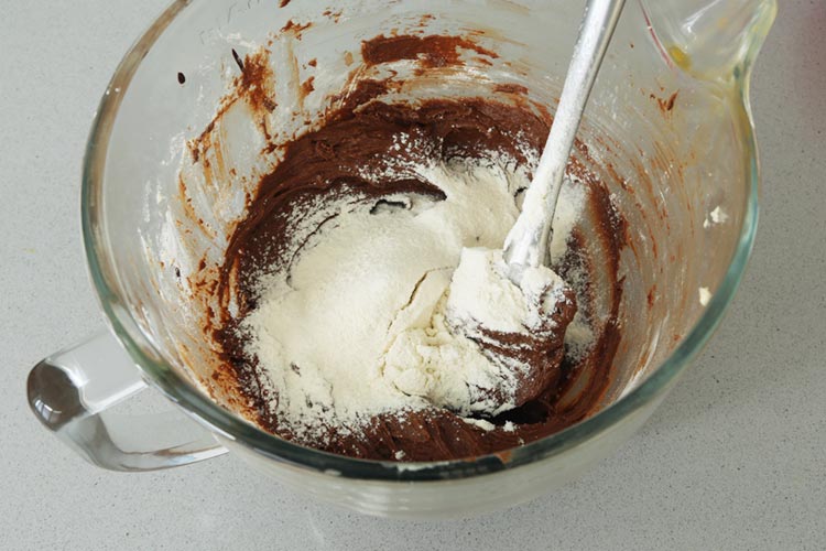 Añadir la harina a la tarta Sacher