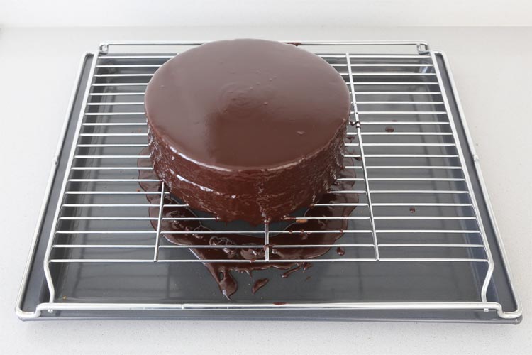 Glasear la tarta con el baño de chocolate
