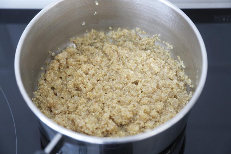 Cocinar la quinoa en un poco de caldo