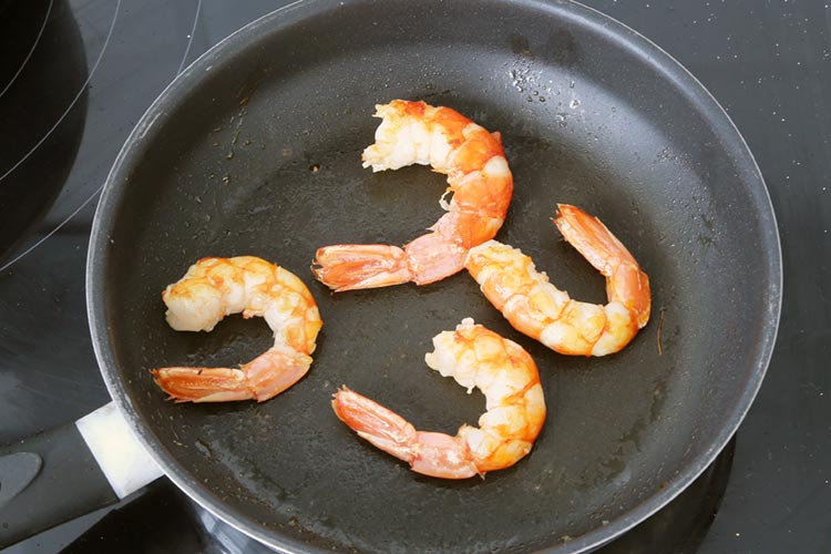 Cocinar los langostinos a la plancha para decorar el plato