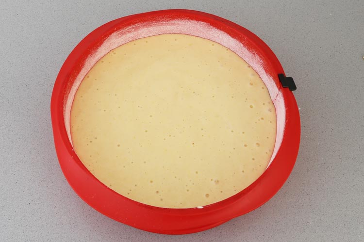 Вылейте тесто для лимонного кекса в форму и выпекайте.
