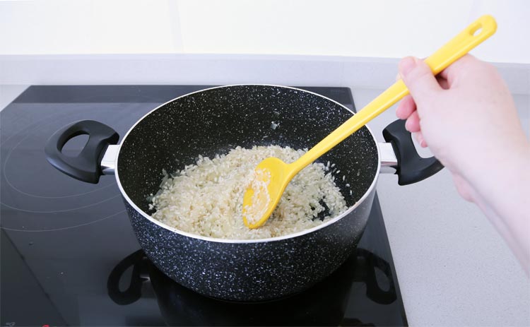 Sofreír el arroz del risotto