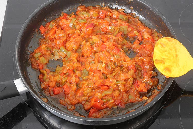 Añadir el tomate y dejar reducir