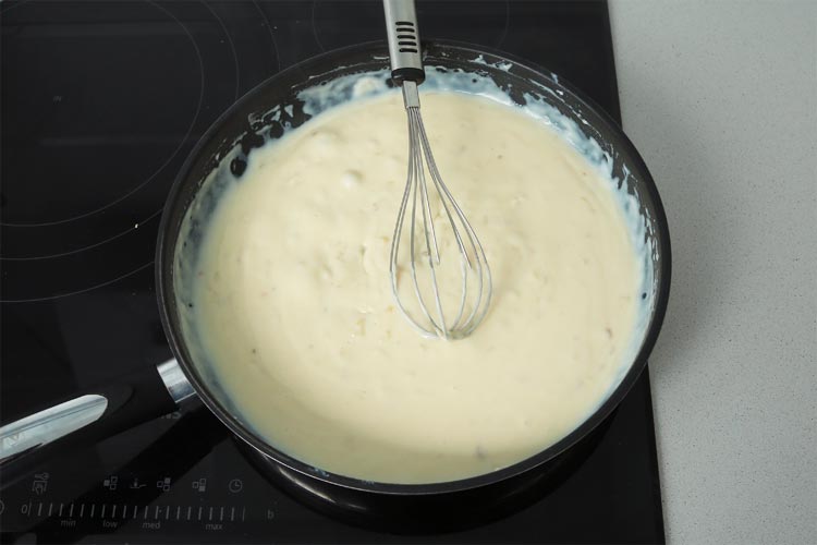 Añadir la harina leche a la bechamel y remover