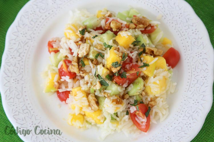 Ensalada de arroz, mango y pepino con vinagreta de frutos secos