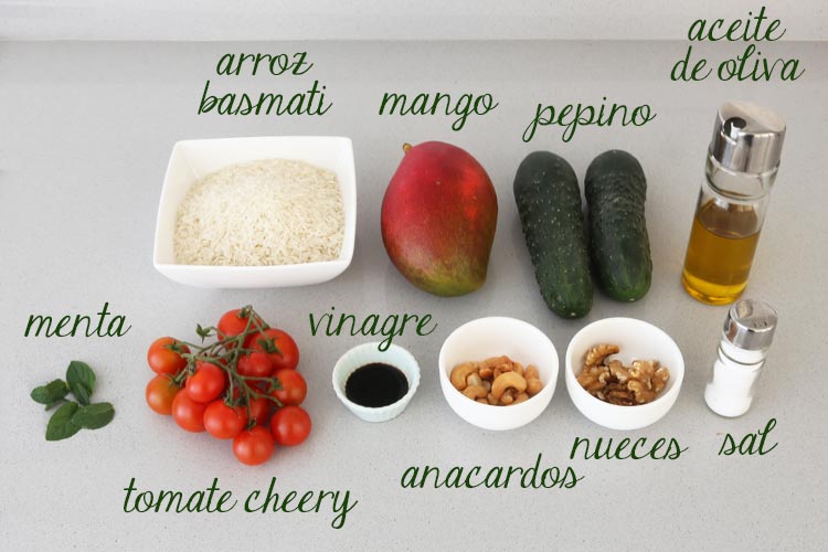 Ingredientes para hacer ensalada de arroz, pepino y mango