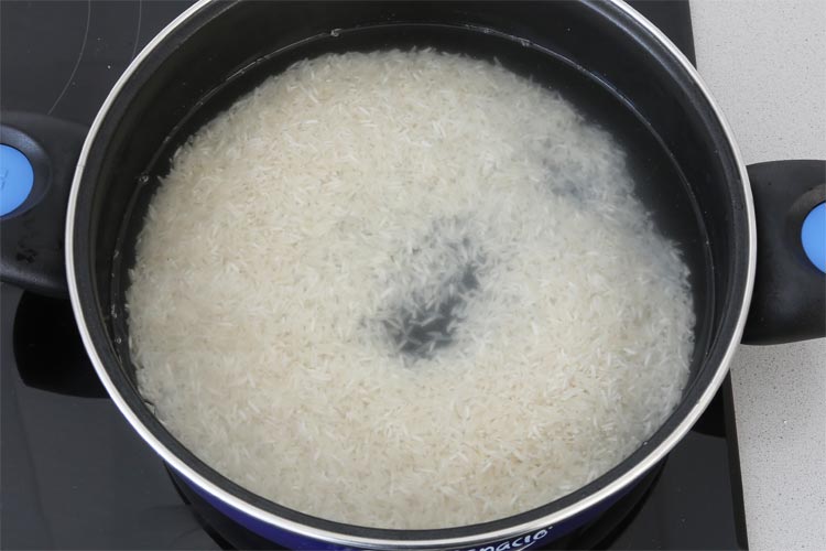 Lavar el arroz basmati para hacer la ensalada