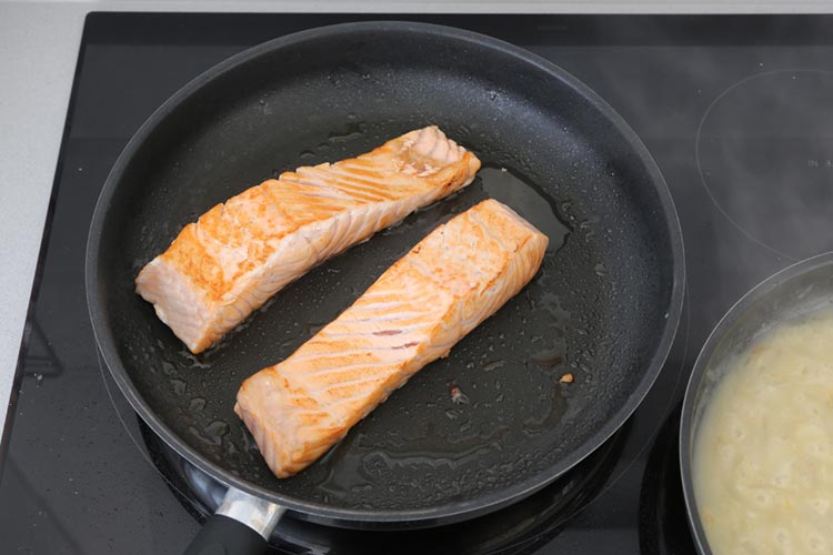 Marcar los lomos de salmón a fuego fuerte