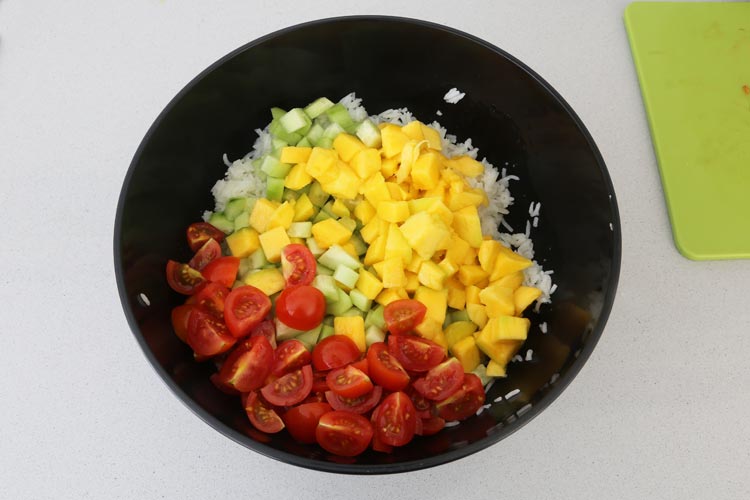 Mezclar los ingredientes de la ensalada con el arroz