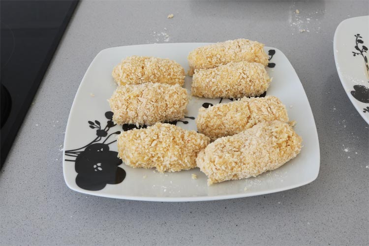 Rebozar las croquetas de marisco