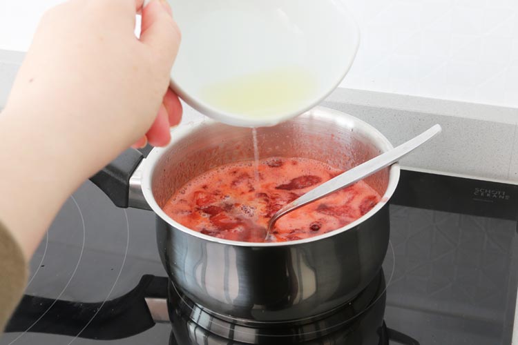 Agregar el zumo de limón al coulis de fresas