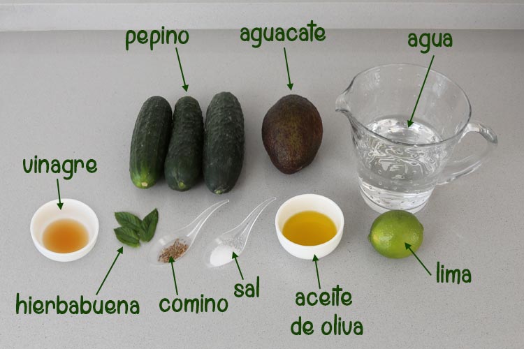 Ingredientes para hacer crema fría de pepino y aguacate