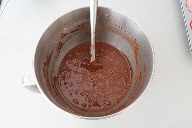 Mezclar los ingredientes secos de las magdalenas de chocolate esponjosas