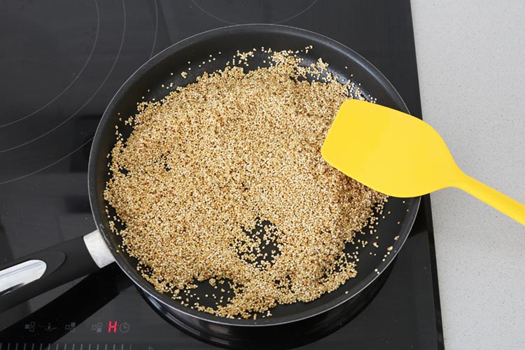 Tostar quinoa en una sartén