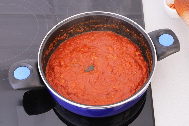 Dejar reducir la salsa tikka masala