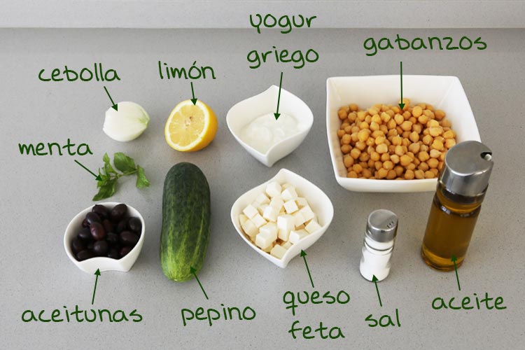 Ingredientes de la ensalada de garbanzos estilo griego